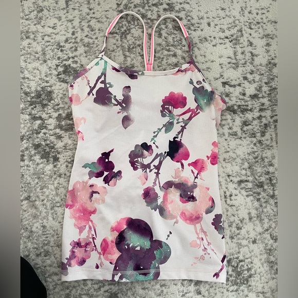 lululemon athletica Tops - Lululemon tank with built in bra. Removable cups. Sz 6. Looks new!